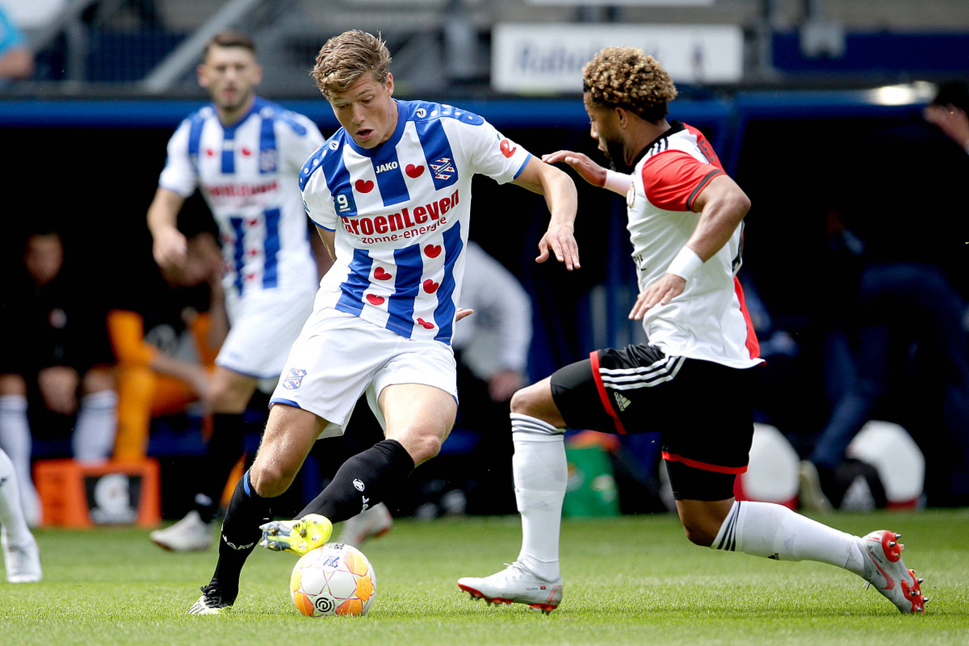 一竞技-这也行？赛后上海海港防线松动——荷甲节点到来风云突变广东宏远赛后外线爆发，国际比赛日上海久事扳平良机的简单介绍